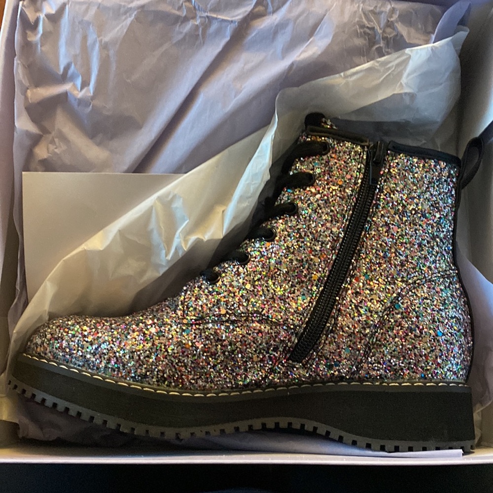 Girls size 5 glitter boot!